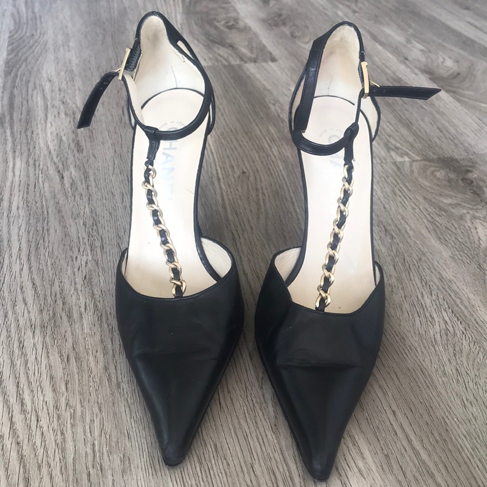 Chanel Black lambskin ankle pump w/ gold chain 37